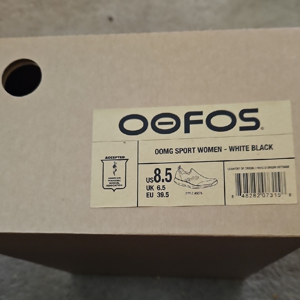 OOFOS OOMG Sport Women's Shoes - White and Black